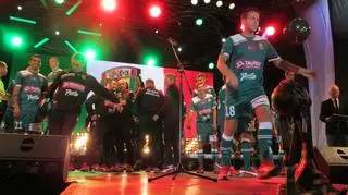 Piłkarze rozdają piłki