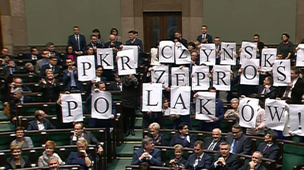 Posłowie PO z kartkami