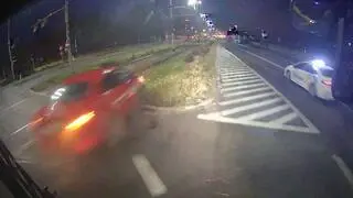 Auto uderzyło w autobus komunikacji miejskiej. Kierowca zostawił samochód i uciekł