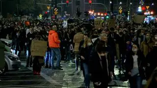 Protestujący idą w kierunku centrum