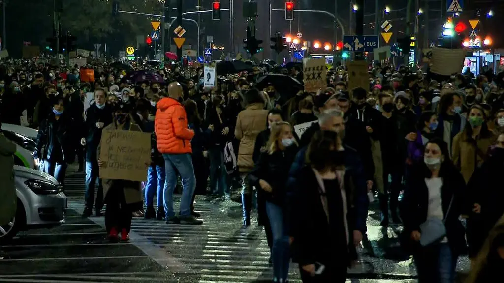 Protestujący idą w kierunku centrum