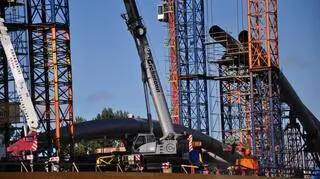 Montaż ogromnego łuku nad wiaduktem