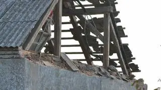 Pozostałości dachu po wybuchu