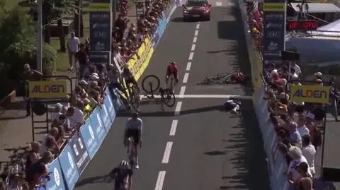 Poważna kraksa. Kolarz pokonał linię mety w powietrzu