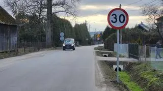 Droga w Humniskach. Po wypadku, w którym zginął Paweł, ograniczono prędkość do 30 km/h