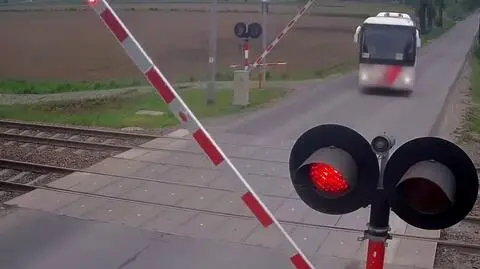 Rogatki się zamykały, sygnalizator nadawał czerwone światło. Kierowca autobusu z pielgrzymami wjechał na przejazd