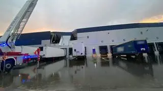 Szczecin. Zawalony dach hali przy ul. Kablowej