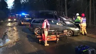 Drzewo spadło na samochód, wyjazd z Olsztyna w kierunku Dywit