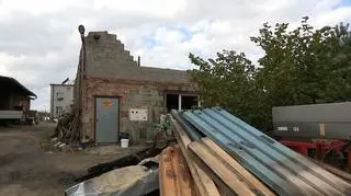 W pożarze obory ucierpiał sąsiad gospodarza