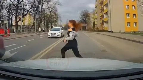 Wbiegła prosto pod koła, nawet nie spojrzała. Nagranie