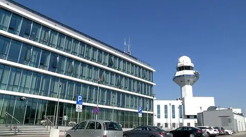 Kontroler, który uciekł z Okęcia, pracował dwie godziny. W grafiku wpisano mu urlop na żądanie
