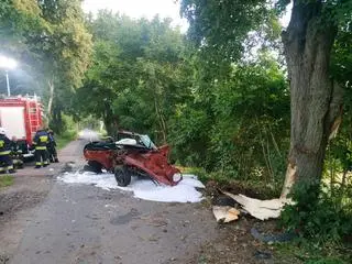 Zjechał z drogi i uderzył w drzewo. Nie żyje 16-latek i dwóch 22-latków