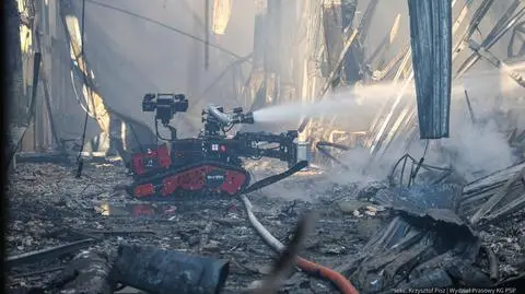 Do środka został wpuszczony robot gaszący 
