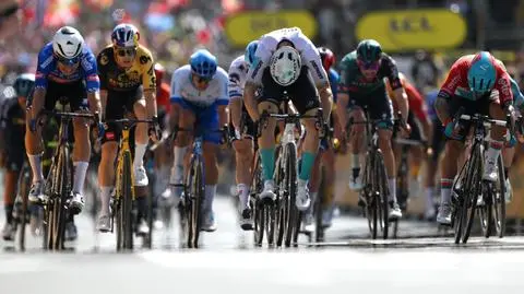 Nerwowe oczekiwanie na werdykt po sprinterskim etapie Tour de France. Triumfator nie zawinił