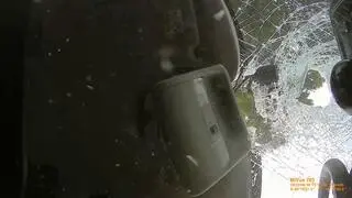 Stalowy element przebił szybę w aucie i wpadł do środka