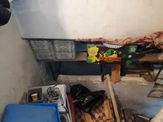 Miejsce ukrycia przykryte było półkami