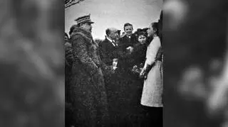 Córki Antoniego Miotka witające generała Hallera
