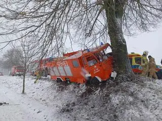 Wóz strażacki uderzył w drzewo