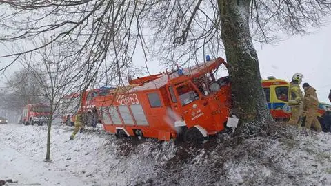 Wóz strażacki uderzył w drzewo