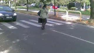 Przechodnie mimo bramek swobodnie przechodzą