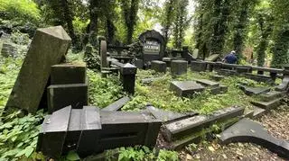 Zniszczono kilkadziesiąt nagrobków. Cztery osoby zatrzymane