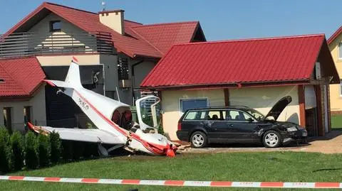 Samolot uderzył w garaż