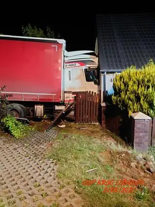 Ciężarówka wjechała w budynek