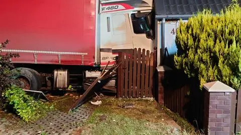 Ciężarówka wjechała w budynek