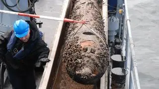 Dwie torpedy wydobyte z dna zatoki mają po 7 metrów długości