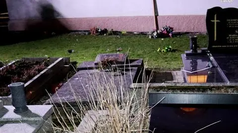 Zdewastowane nagrobki na cmentarzu luterańskim w Kozakowicach Dolnych