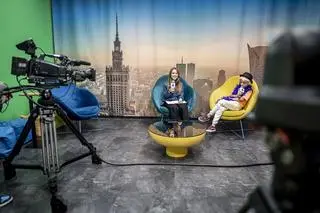 Aktualnie czytasz: Jak się robi telewizję? Warsztaty dla młodych widzów w studiu TVN Warner Bros. Discovery 