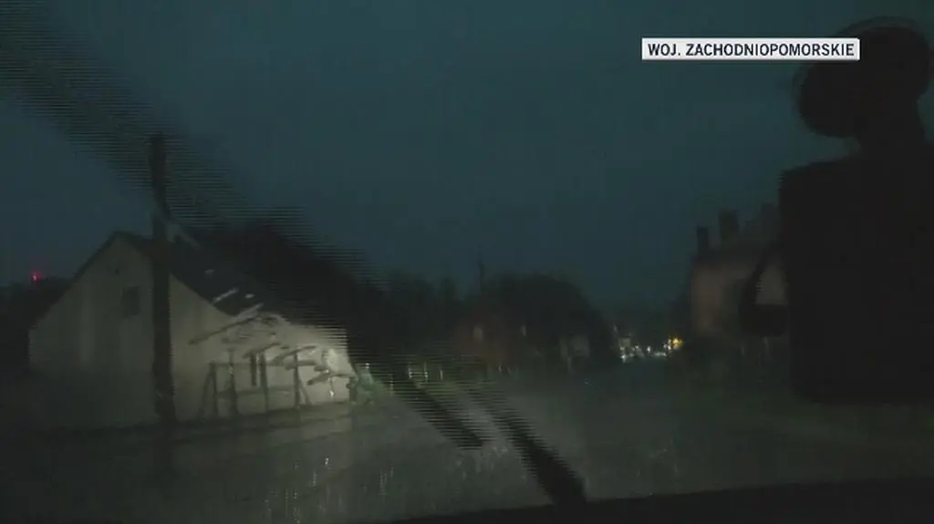 Setki powalonych przez wiatr drzew w całym kraju
