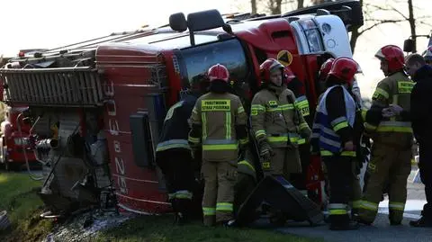 Wóz strażacki jechał do kolizji. Wylądował w rowie