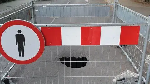 Na środku ulicy zapadła się jezdnia. Dziura głęboka na metr