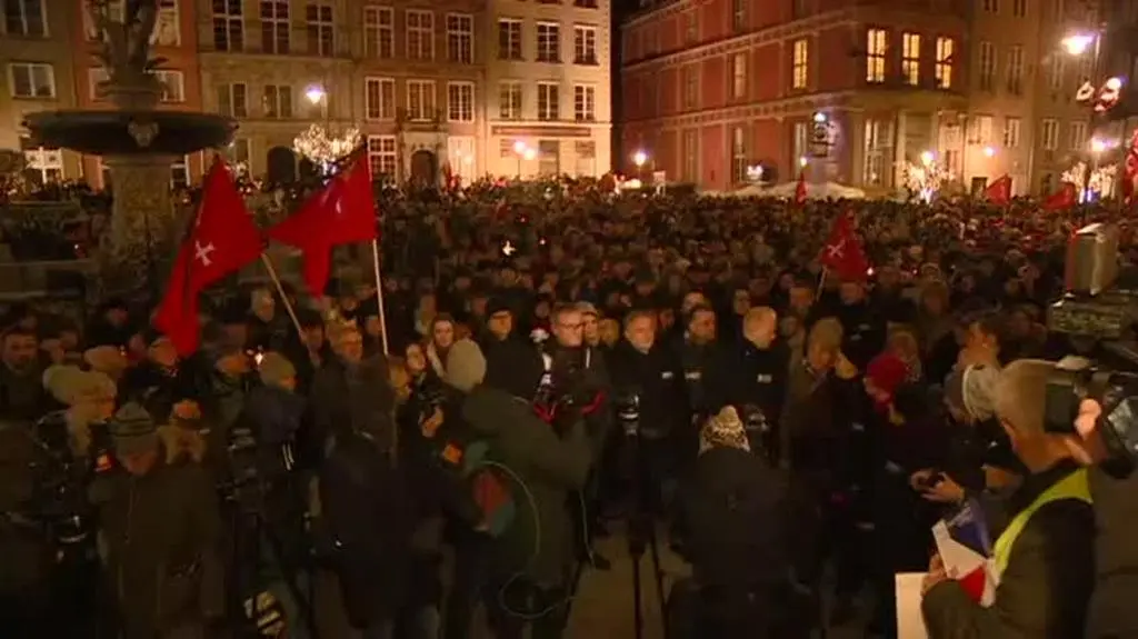 Thousands of residents of Gdańsk gathered around the statue of Neptune at the Long Market