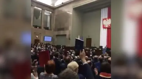 Protest opozycji przeciwko głosowaniu nad wyborem pięciu sędziów TK