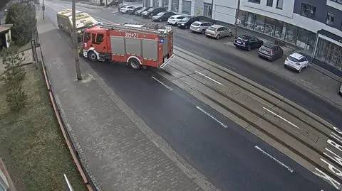 Wyjechał na sygnale, "nie mógł wykonać żadnego ruchu kierownicą i uderzył w autobus". Nagranie