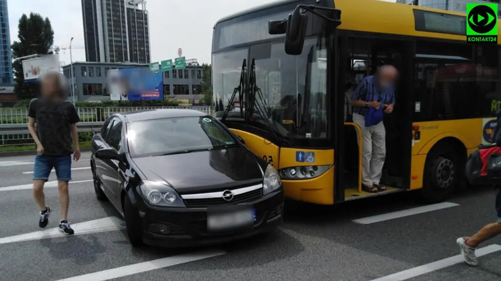 Kolizja autobusu z samochodem