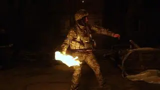 Kampania Wowy ćwiczy z koktajlami mołotowa
