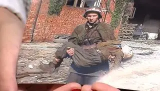 Fotografia powstańca Mieczysława „Błyskawicy” Mireckiego niosącego Wojtusia Zalewskiego