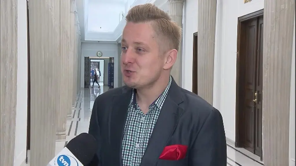Być może boi się sam latać