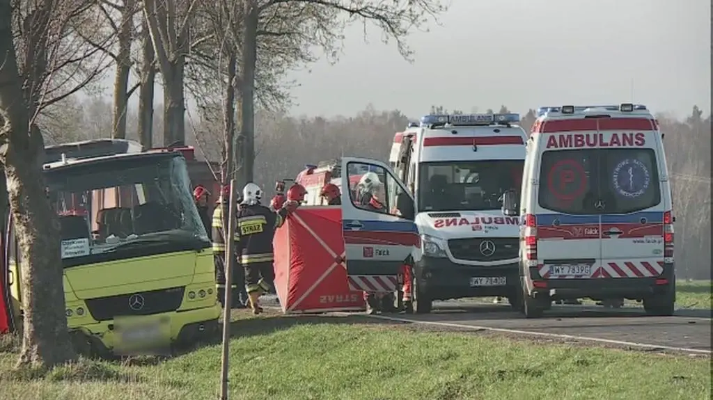 Autobus zderzył się z samochodem ciężarowym. Dwie osoby nie żyją