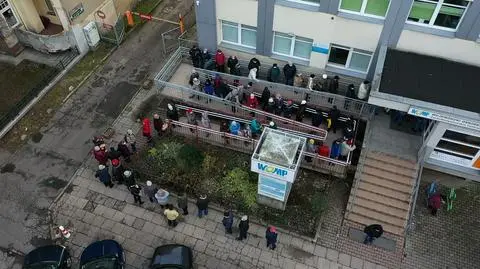 Kolejka pod przychodnią w Szczecinie