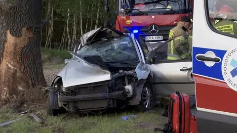Zjechał na lewy pas i uderzył w drzewo. Nie żyje kierowca