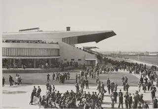 Trybuna na właśnie otwartym torze na Służewcu (5 czerwca 1939)