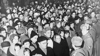 Tłumy na Dworcu Głównym w oczekują na przybycie pociągu ze zbiorami, 19 stycznia 1961