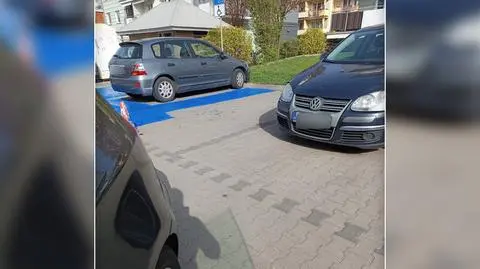Namalowali "koperty" dla niepełnosprawnych wokół zaparkowanych aut 