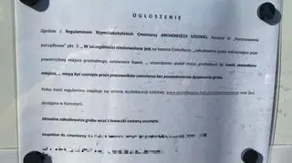 Ogłoszenie, które zawisło na ogrodzeniu cmentarza