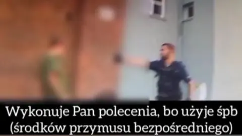 Mężczyzna z 15-centymetrowym nożem zaczepiał przechodniów na ulicy. Policja użyła gazu. Nagranie