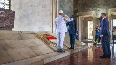 "Flagę przekręcili"? Dlaczego prezydent Andrzej Duda złożył akurat taki wieniec